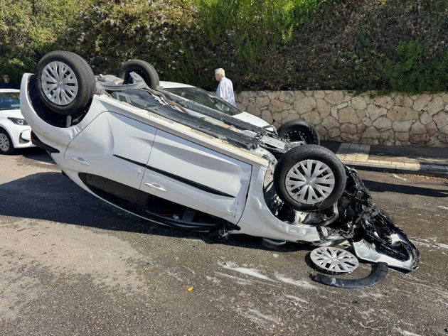 Авария в Хайфе: пожарные потушили дымящийся автомобиль