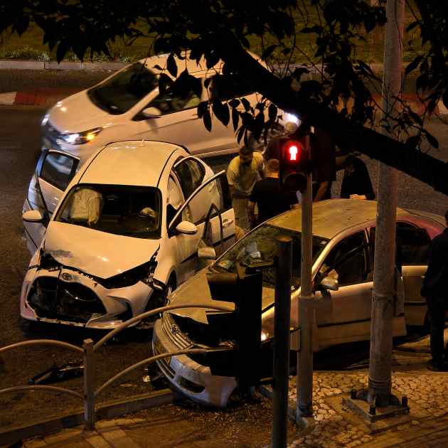 В Нижней Хайфе столкнулись несколько автомобилей, есть пострадавшие