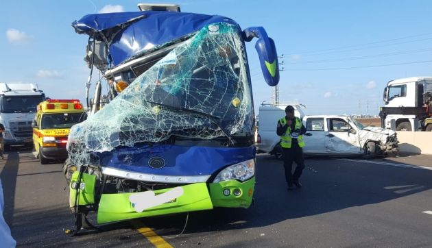 Тяжёлая авария: столкнулись автобус, грузовик и легковой автомобиль