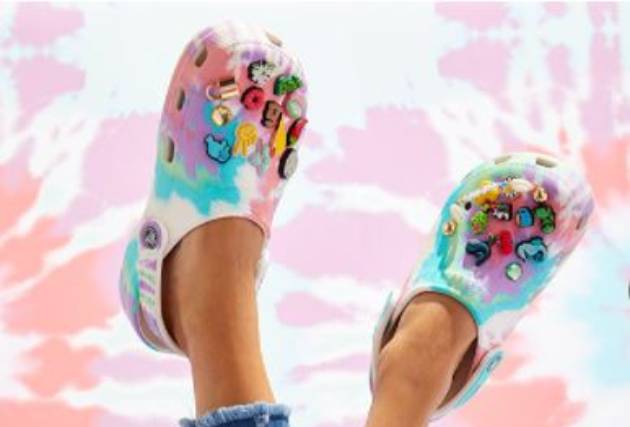 Дети цветов: любимый принт хиппи Tie-Dye в яркой коллекции Crocs