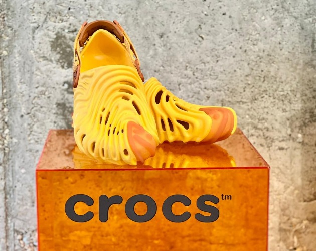 Все сабо Crocs из новой коллаборации с дизайнером Versace распроданы в Израиле за несколько часов!