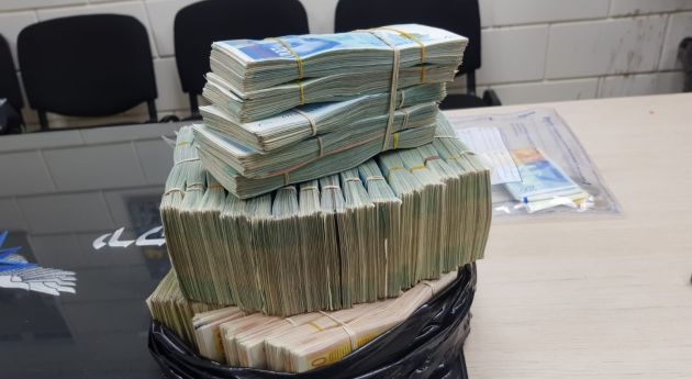 На дороге лежала сумка, а в ней десятки тысяч шекелей и подписанные чеки