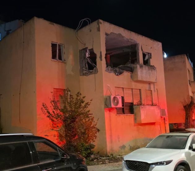 Повреждены квартиры и автомобили после падения осколков в Нешере