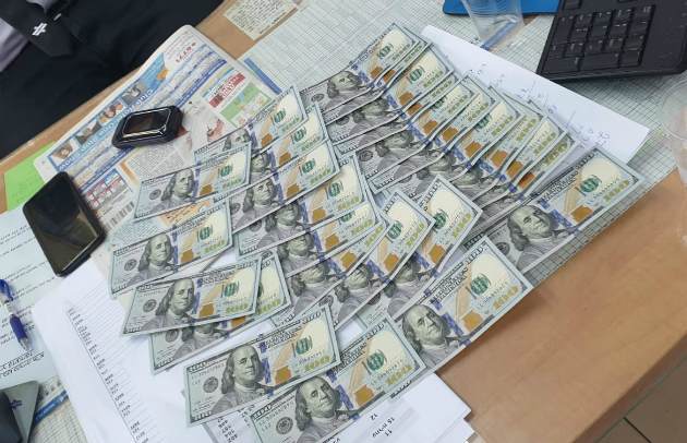 Напали на туриста и отобрали у него конверт с крупной суммой денег