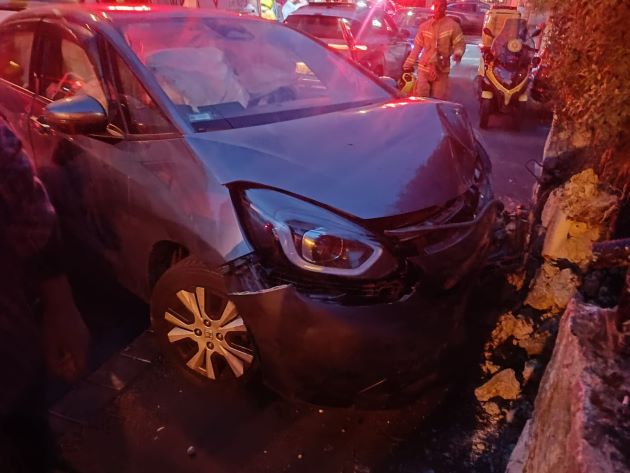 Автомобиль врезался в стену: пострадали две женщины