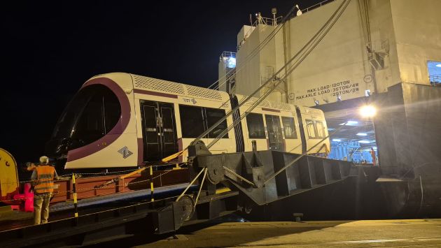 В Хайфе разгрузили первую партию вагонов фиолетой линии метро