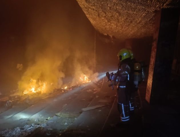 Ночная операция пожарных в Хайфе: тушение огня в старом кинотеатре