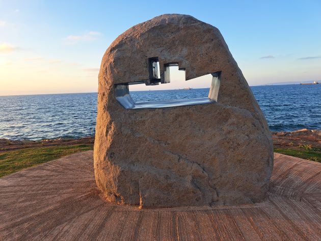 Загадка памятника на новом променаде Хайфы: что произошло у берегов Хайфы много лет назад?