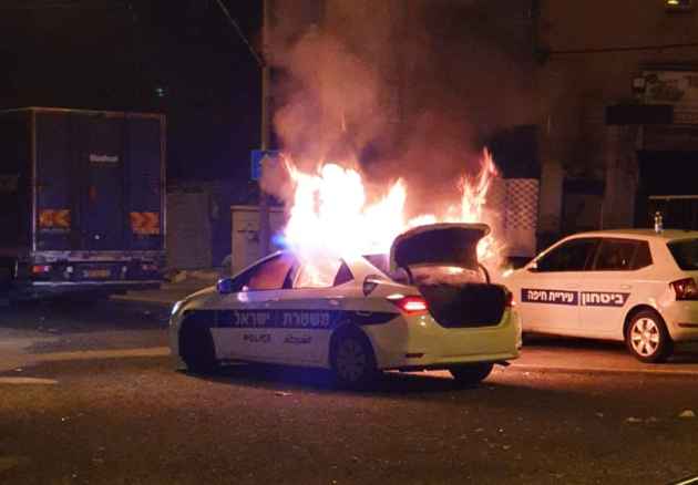 В Хайфе сожгли полицейский автомобиль