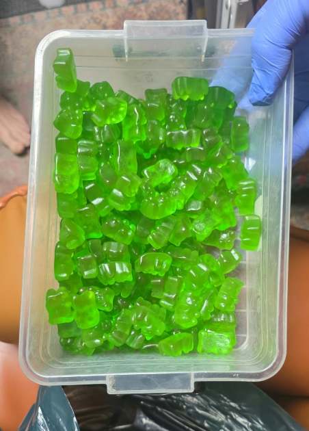 Тысячи мармеладных мишек с подозрительной начинкой