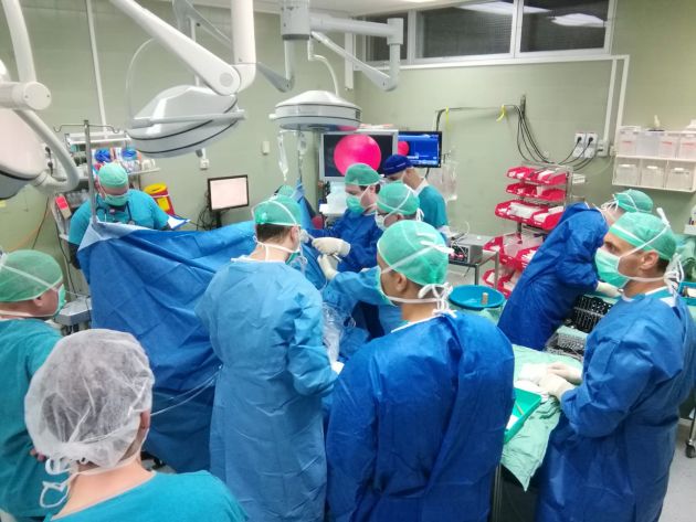 Пациент с 6 повреждениями колена после операции вышел из больницы не хромая
