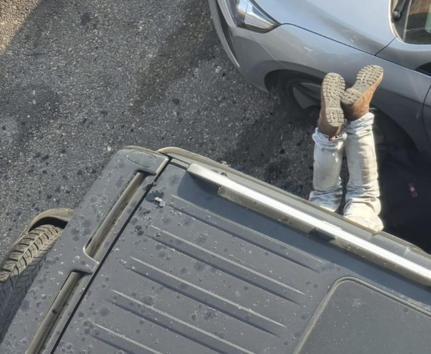 Из автомобиля торчали две ноги...