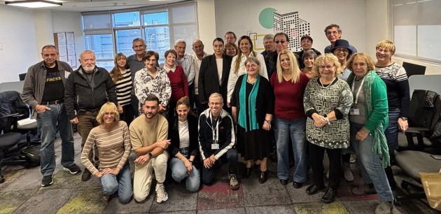 Технологическое соединение для золотого поколения: Курс по использованию смартфонов для пожилых граждан в Хайфе