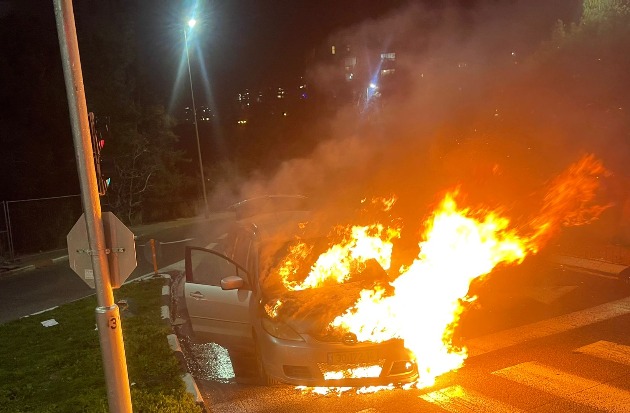 ЧП в Хайфе: автомобиль загорелся во время движения по оживлённой улице