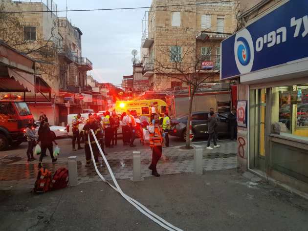 Пожарные вынесли из горящей квартиры девочку