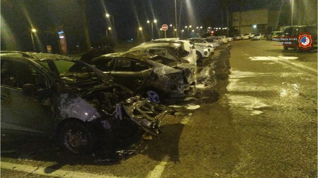 Ранним утром загорелись три автомобиля