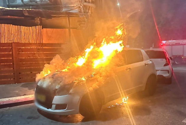 На Адаре горят автомобили