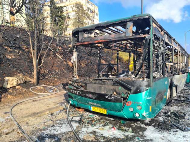 Горящий автобус в Хайфе: пострадали жилые дома