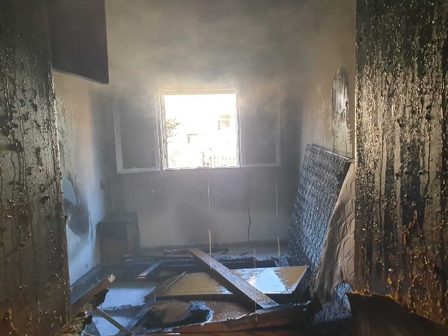 Пожар на Адаре: чёрный дым валил из проёмов здания