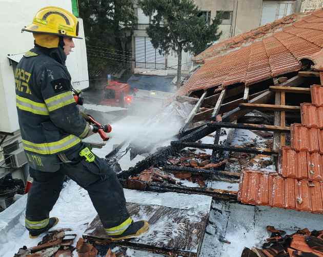 Пожар на Адаре: горела крыша здания