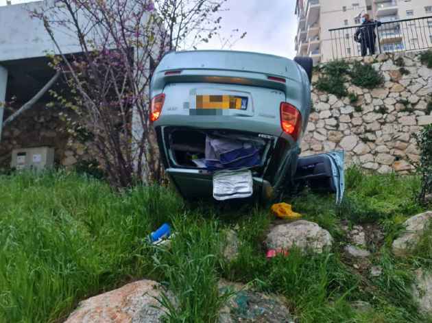Автомобиль припарковался на... крышу