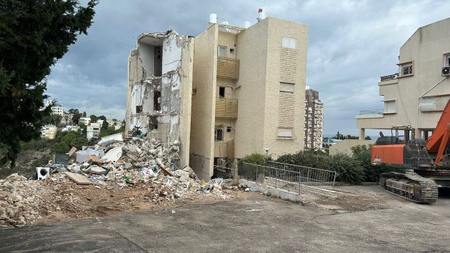 Здание, разрушенное после попадания ракеты: какова ситуация с жильцами здания