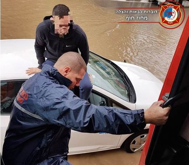 "Дождевая сводка": горящий автомобиль и застрявшие в глубоких лужах