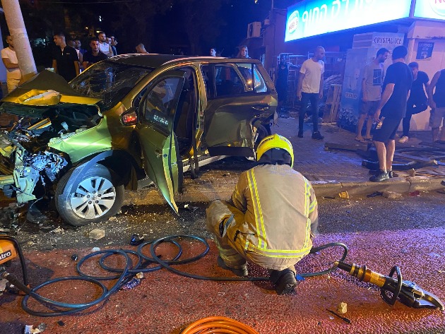 Хайфа: днём и вечером горящие автомобили и ДТП