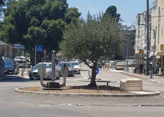 Якорь на центральной улице района Бат-Галим